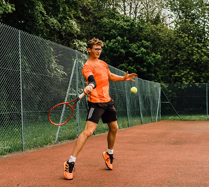 zdjęcie chłopaka grającego w tenisa