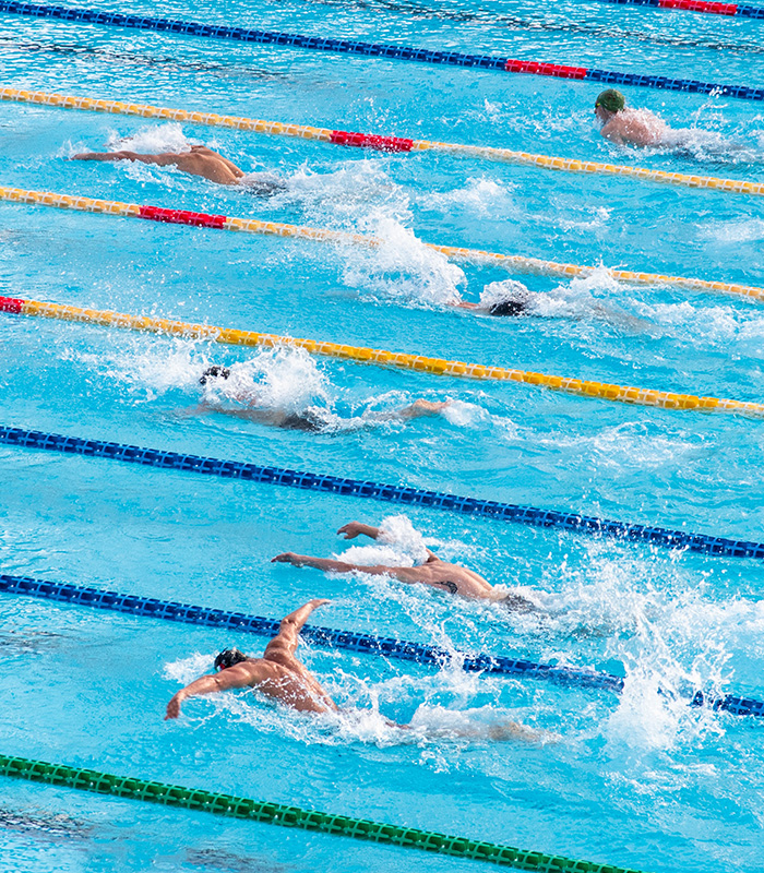 zdjęcie grupy osób pływających na basenie
