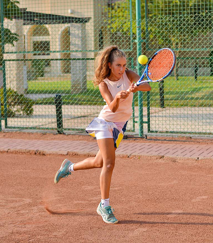 zdjęcie dziewczyny grającej w tenisa